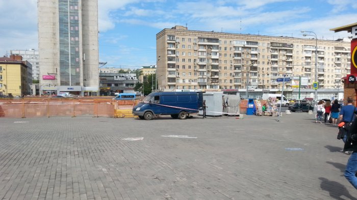 Почему по всей Москве сегодня сносят магазины и ларьки?