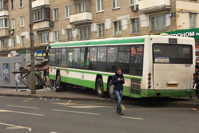 Автобус въехал в переход на станции "Славянский бульвар" (видео, фото)