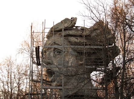 Памятники-артефакты в Москве
