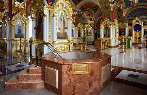 В каких Храмах Москвы крестят взрослых полным погружением?