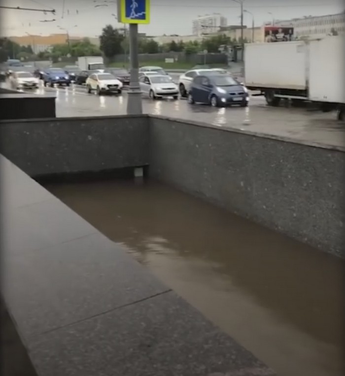 Как в Москве затопило Варшавское шоссе 20.06.2020