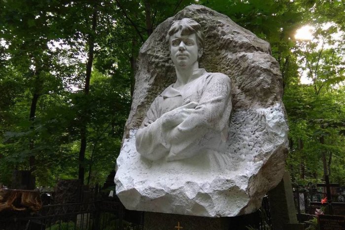 Три памятника Сергею Есенину в Москве