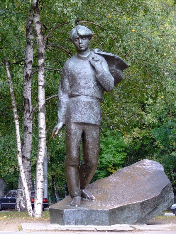 Три памятника Сергею Есенину в Москве