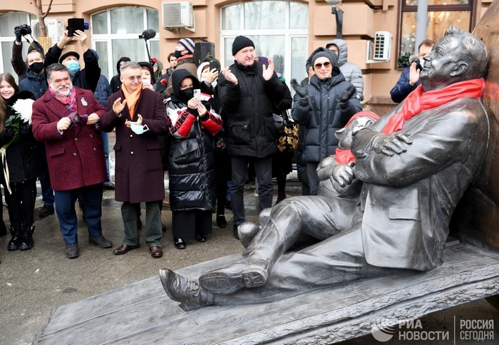 Памятник Олегу Табакову в Москве (фото)