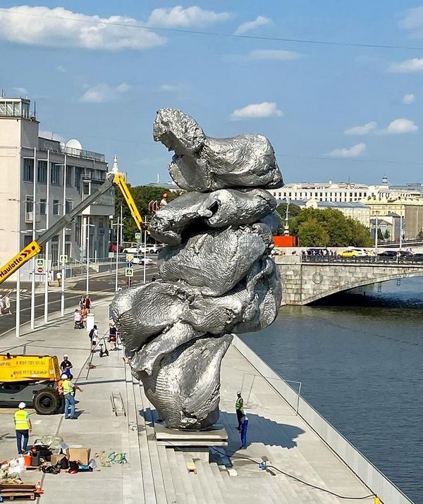Скульптура Большая глина № 4 в Москве на Болотной набережной (фото)