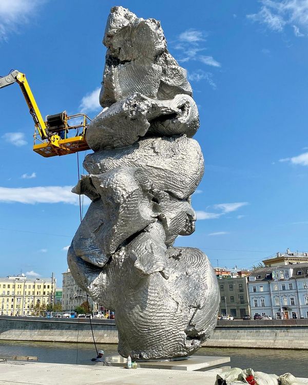 Скульптура Большая глина № 4 в Москве на Болотной набережной (фото)