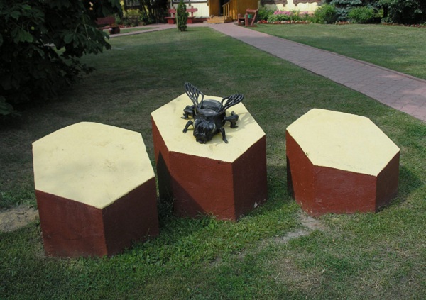 Памятник пчеле Кузе в парке Кузьминки в Москве (ФОТО)